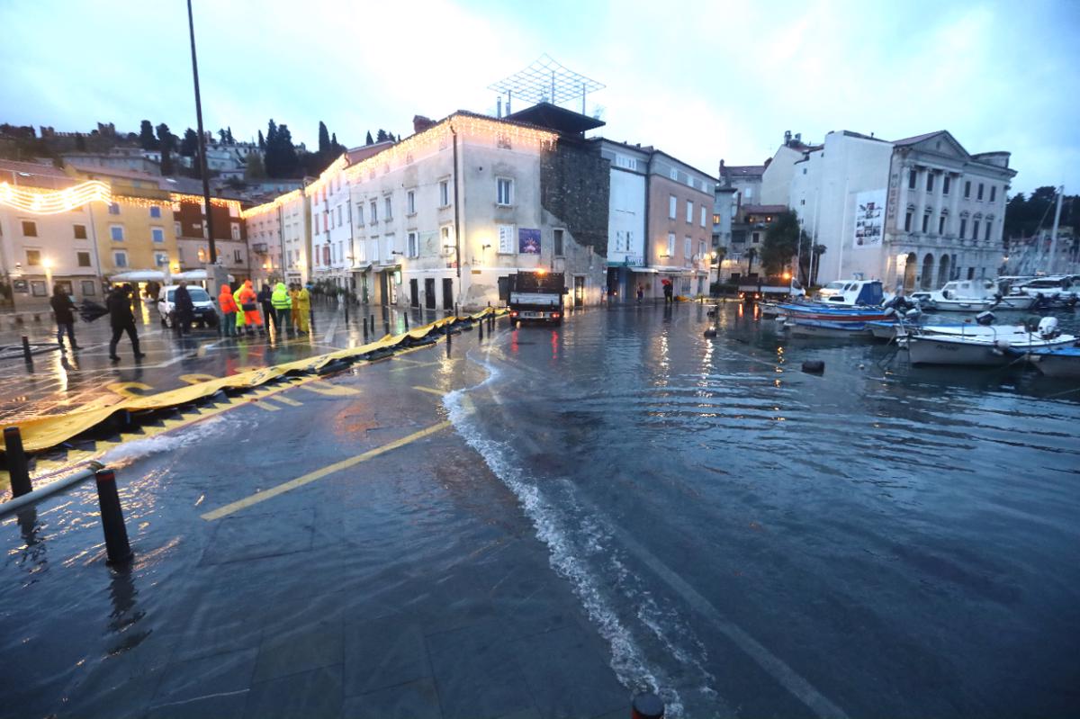 Neurje na Obali podiralo drevesa in zvijalo strehe, v Izoli tudi vodna tromba