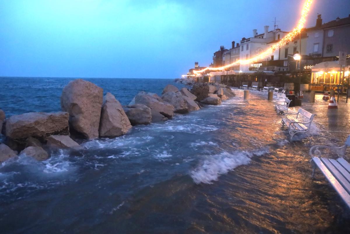 Neurje na Obali podiralo drevesa in zvijalo strehe, v Izoli tudi vodna tromba