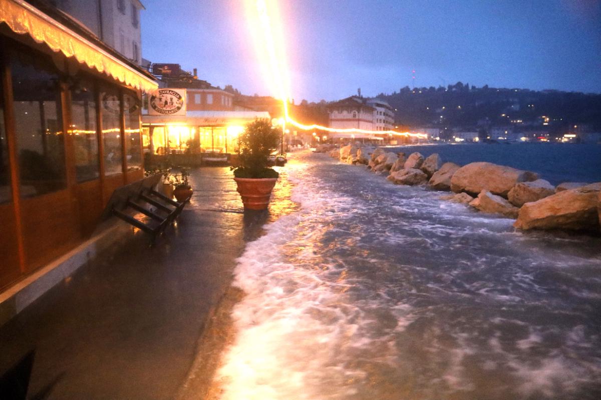 Neurje na Obali podiralo drevesa in zvijalo strehe, v Izoli tudi vodna tromba