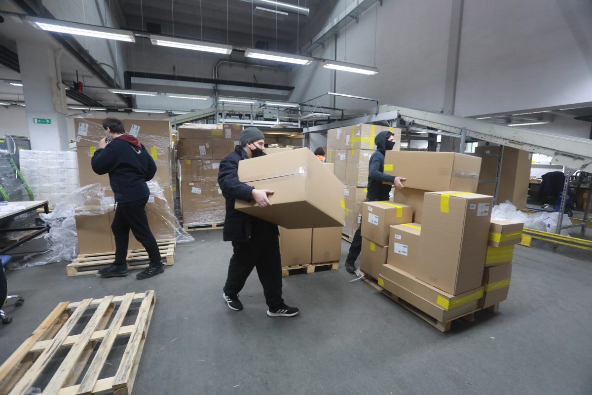 (FOTO) Na obisku logističnega centra Pošte v Mariboru: Med paketi tudi žari za poletje