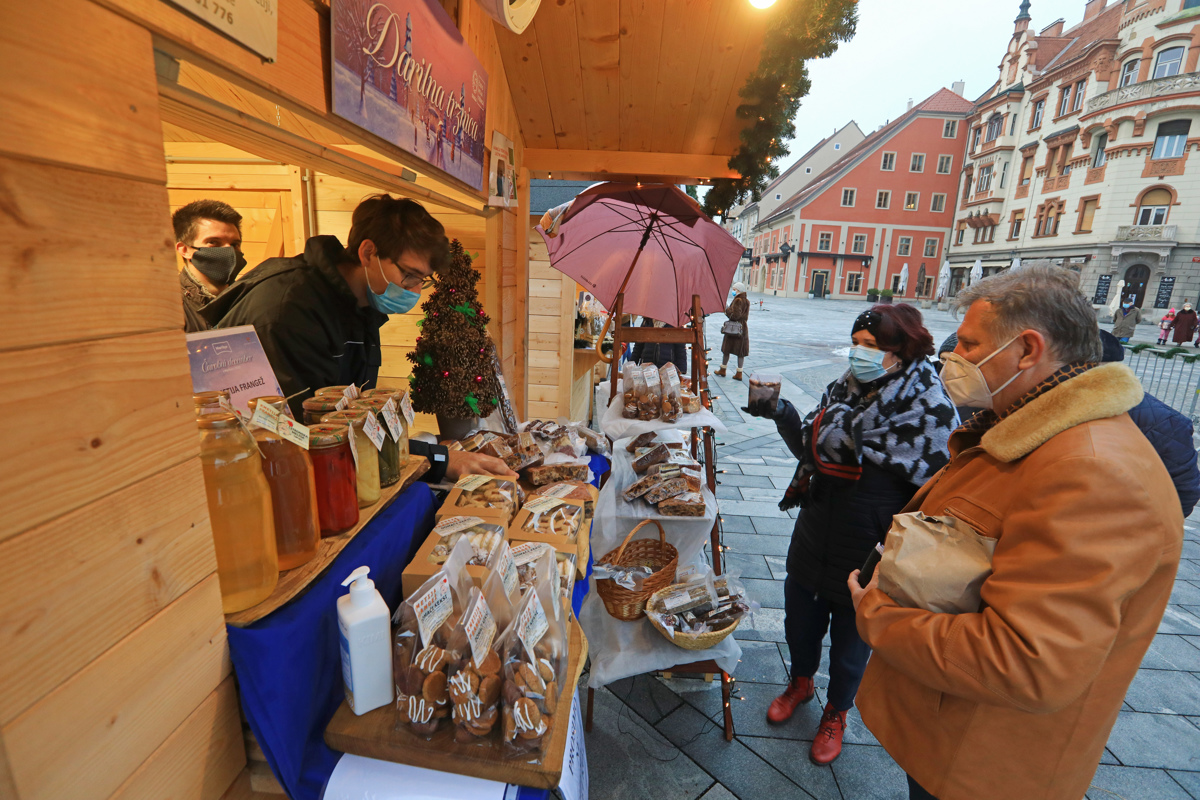 (FOTO) Na Glavnem trgu v Mariboru se je odprla darilna tržnica