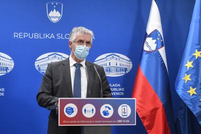 Neuspeh Gantarjevega ministrstva: 500.000 hitrih testov še nekaj časa ne bo v Slovenijo