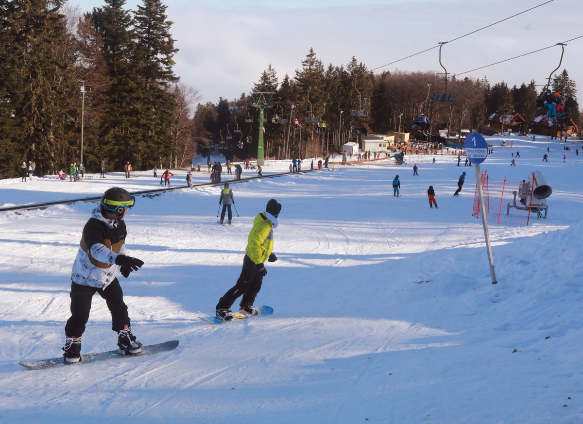 (FOTO) Smučarski vikend na Pohorju: v dveh dneh 5000 obiskovalcev