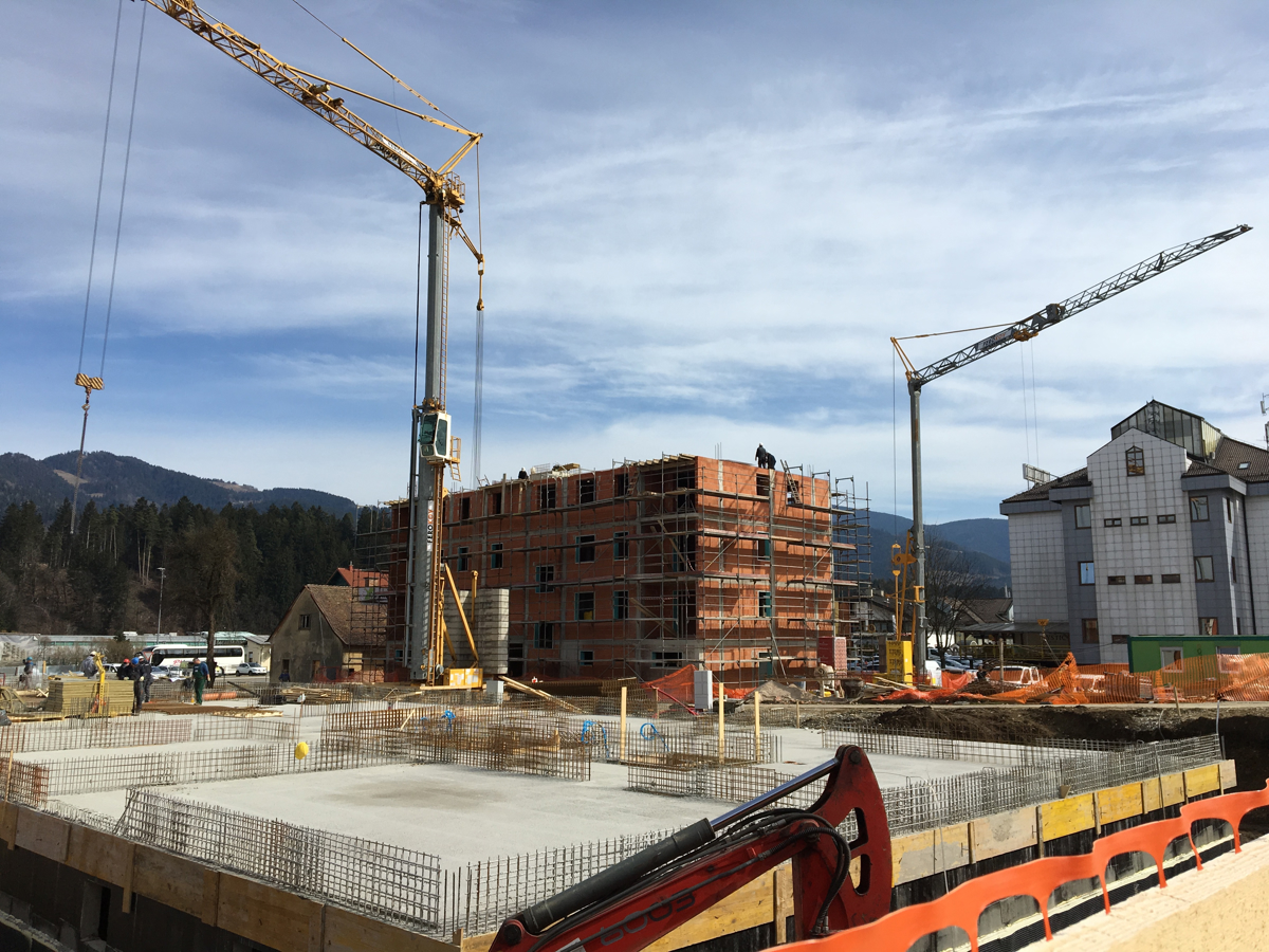 V Ljubljani se je smrtno ponesrečil 31-letnik. Izvajal je dela na višini in padel 18 metrov v globino