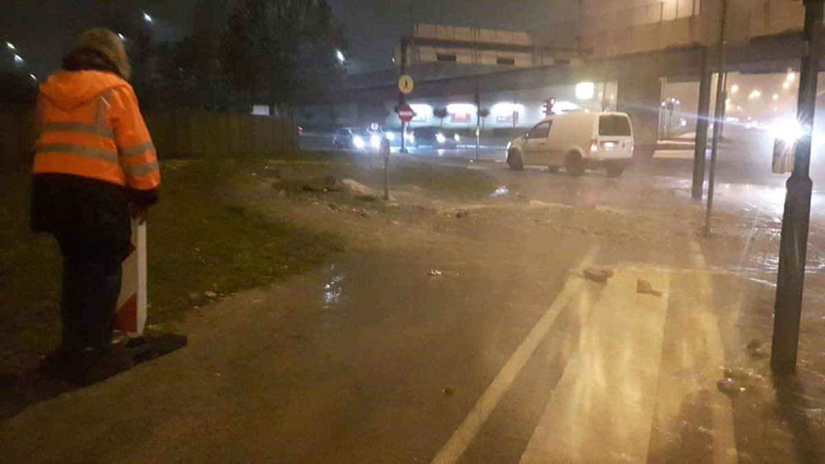 (FOTO) Na Ulici kraljeviča Marka prišlo do večjega preloma vodovodne cevi, številni Mariborčani bili brez vode