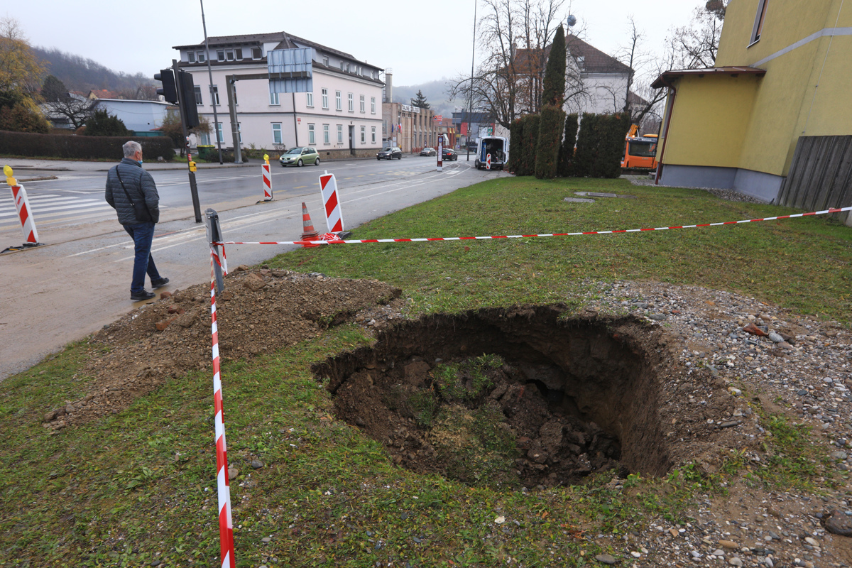 (FOTO) Kljub hitri intervenciji zaradi preloma vodovodne cevi izteklo 2000 kubikov vode