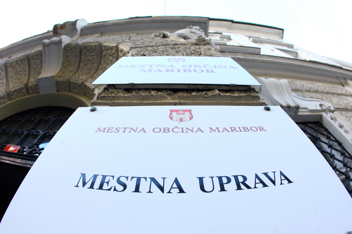 Vroča delovna mesta: V Mariboru delo za administratorja v občinski upravi in svetovalca na zavodu za šolstvo, tuji podjetji zaposlita gradbenega tehnika in vodjo marketinga