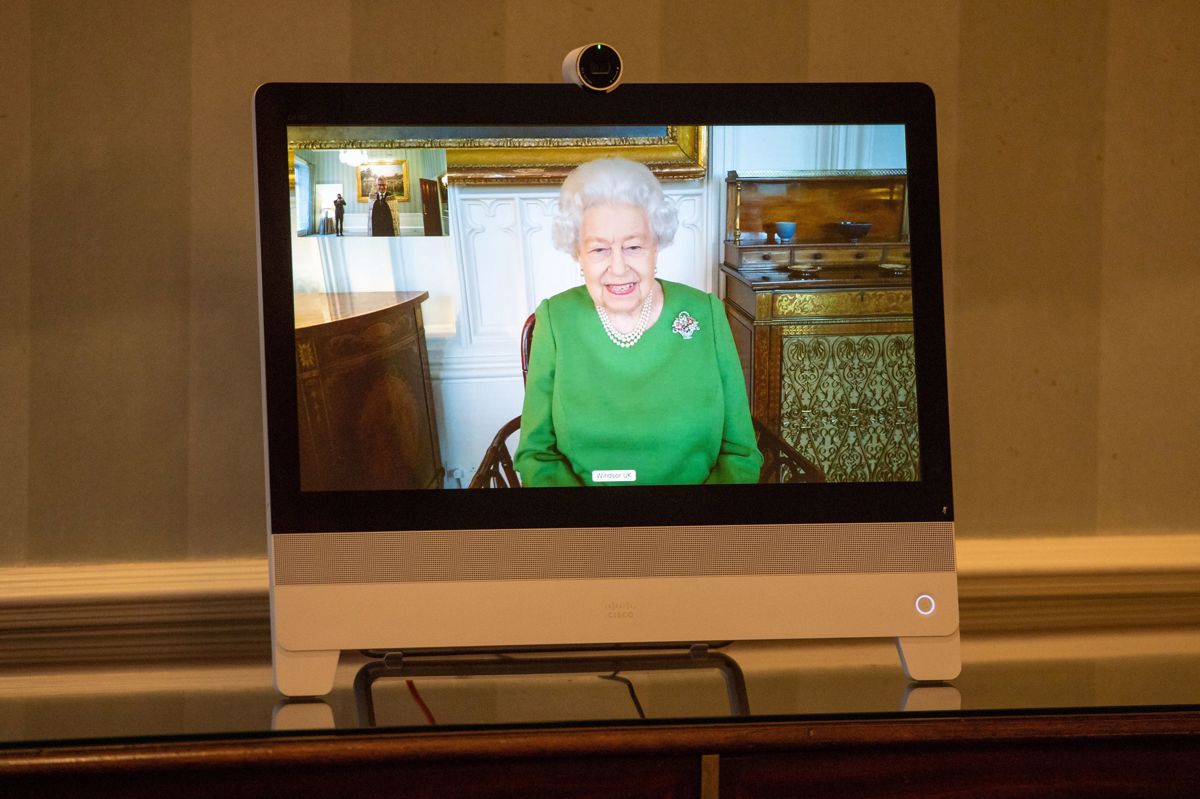 Kraljica Elizabeta II. v božičnem nagovoru: Leto, ki je zahtevalo, da smo narazen, nas je v številnih pogledih zbližalo
