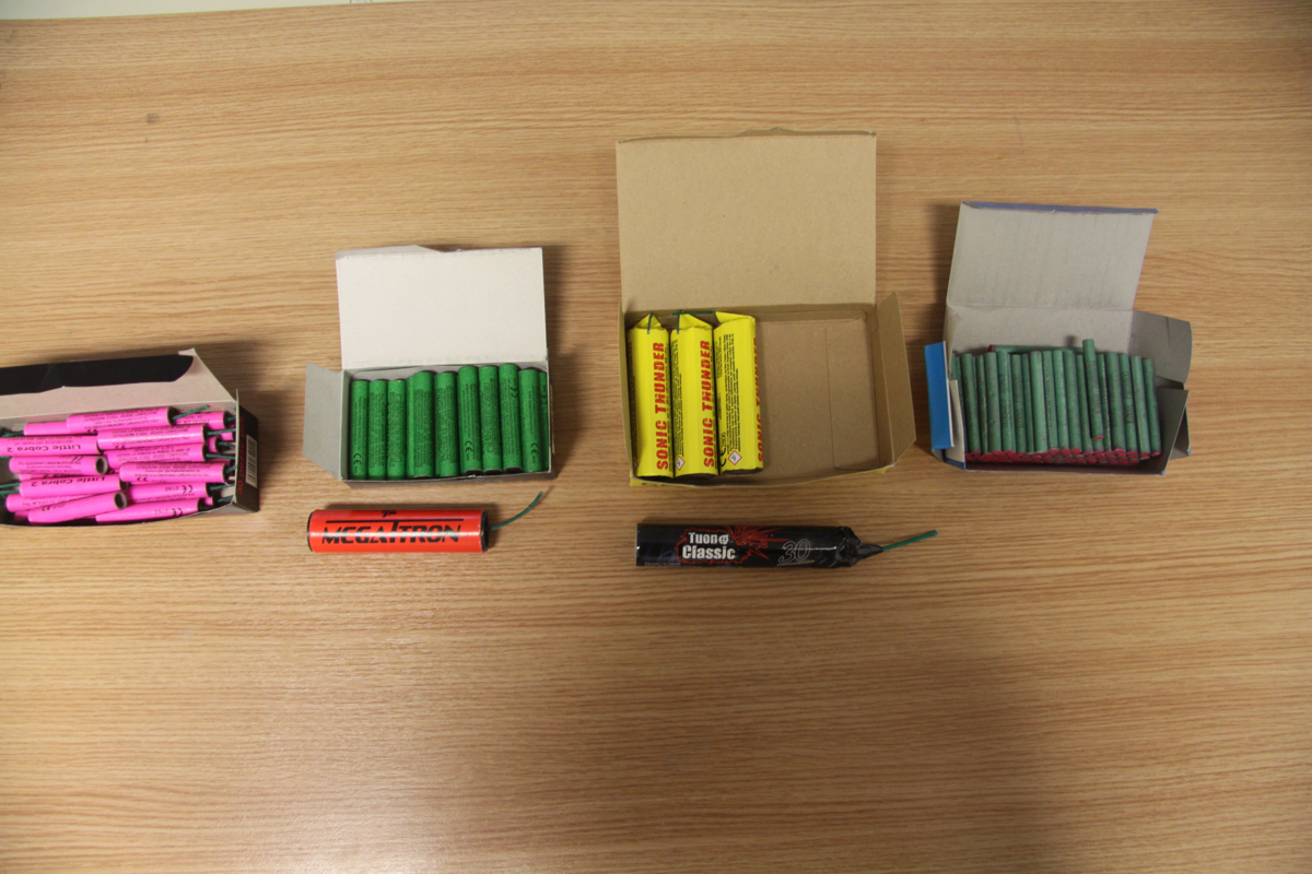 (FOTO) Policisti med hišno preiskavo 34-letniku zasegli 176 kosov pirotehničnih izdelkov