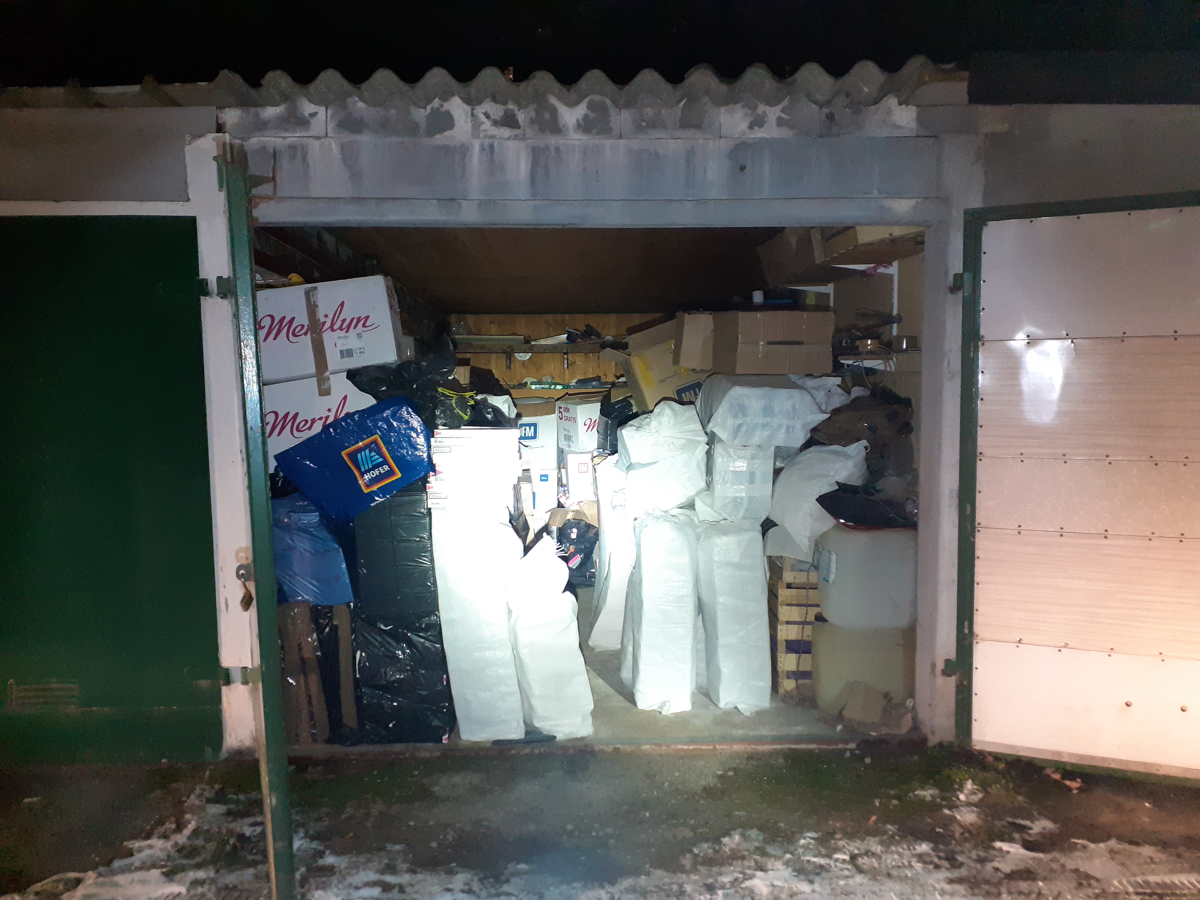 Finančni preiskovalci na območju Maribora zasegli večjo količino cigaret, tobaka in gotovine