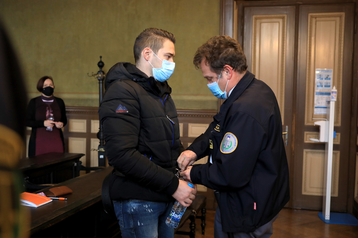 Skesani trgovec z drogo si želi vikend zapora