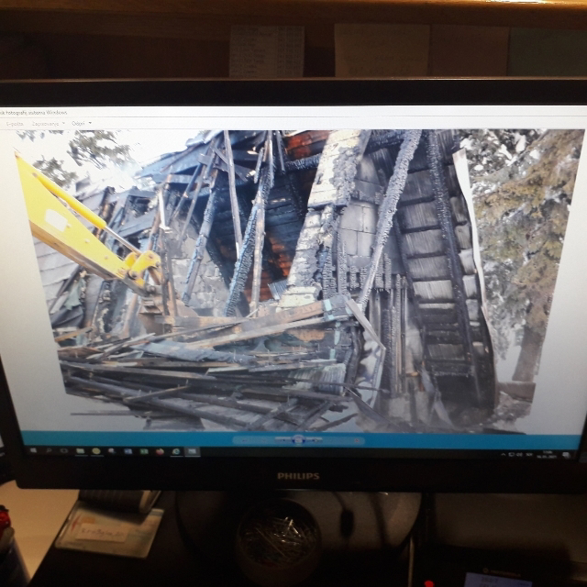 (FOTO) Na Rogli požar uničil leseno hiško, kjer hranijo opremo reševalci