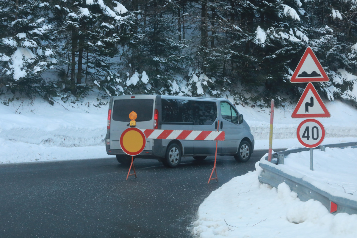 Kdo je postavil ovire na cesti na Pohorje in zakaj?