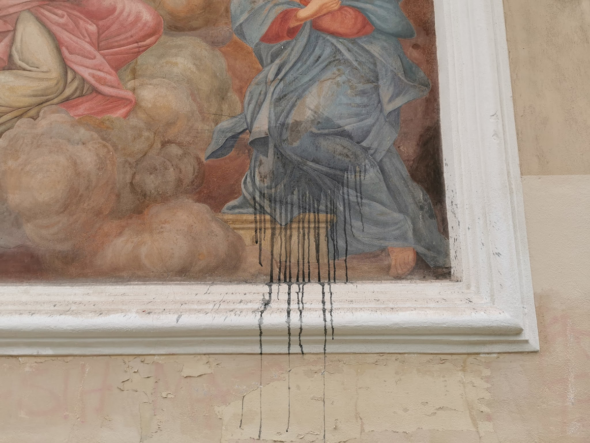 (FOTO) Neznanci v fresko na ljubljanski stolnici vrgli balon z barvo