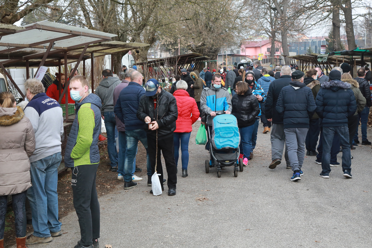 (FOTO) Kramarski sejem v Mariboru prvič letos: Zaščitna maska, varnostna razdalja? Niti ne ...