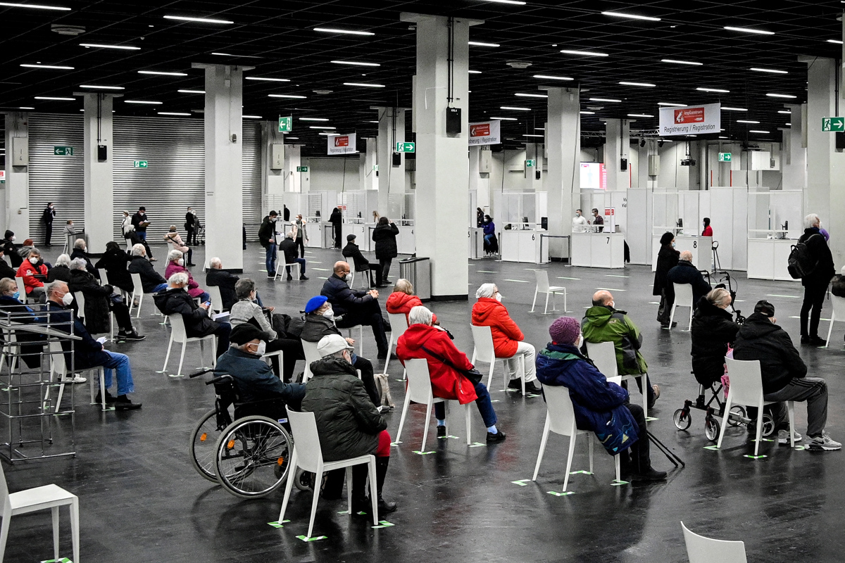 V Nemčiji z dnevnimi ostanki cepiva preko vrste cepili politike, policise in duhovščino