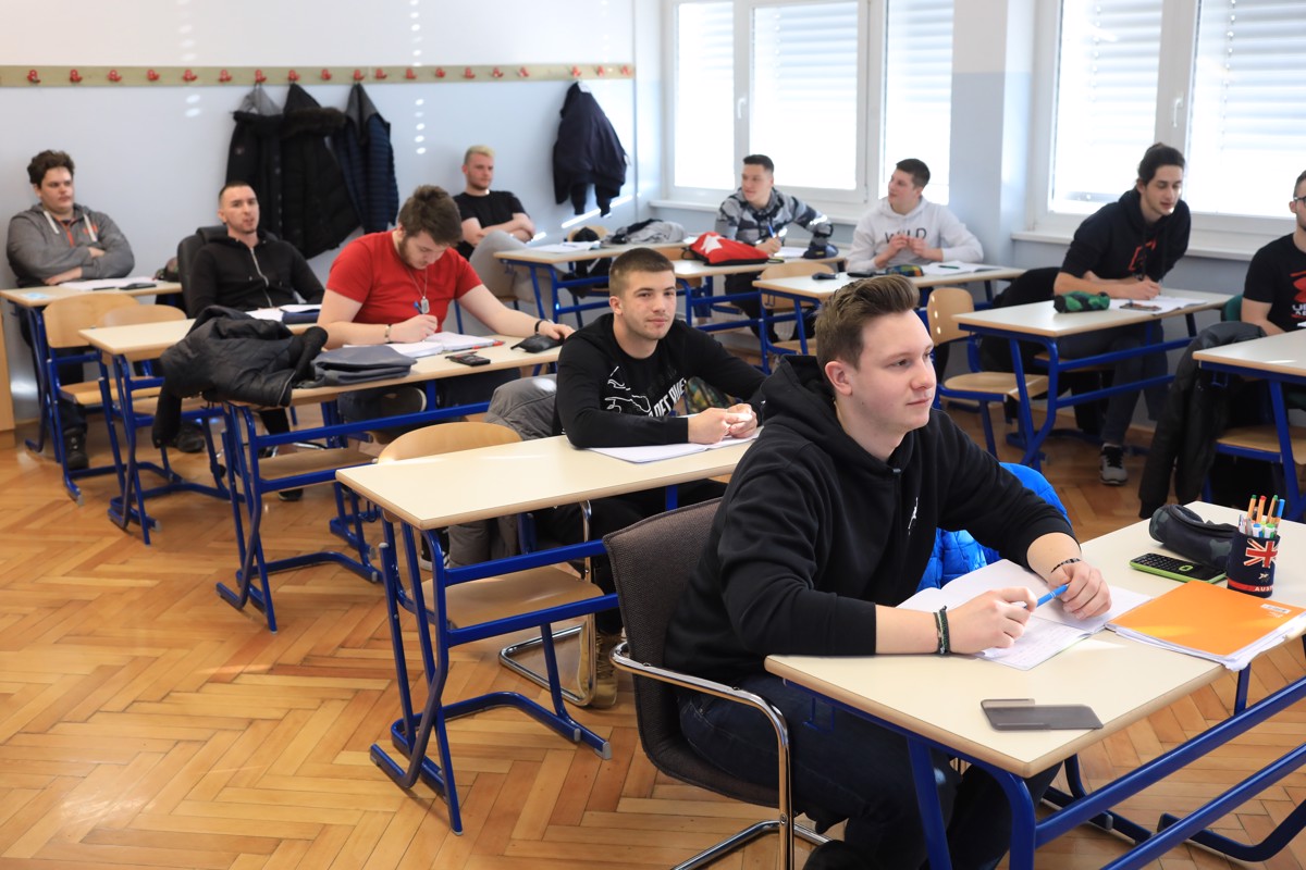Delna vrnitev v srednje šole: Nekateri dijaki v živo, večina še vedno na daljavo