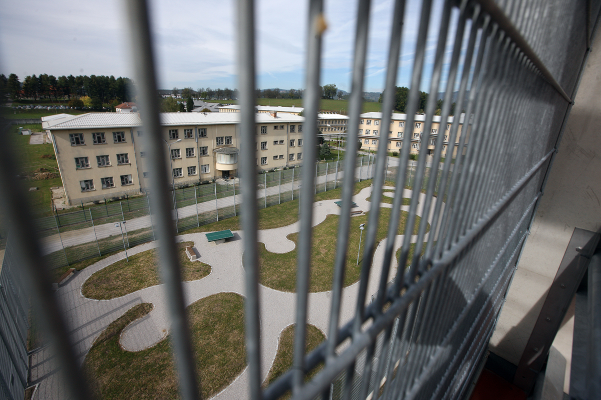 O življenju in stiskah za rešetkami največjega moškega zapora na Dobu