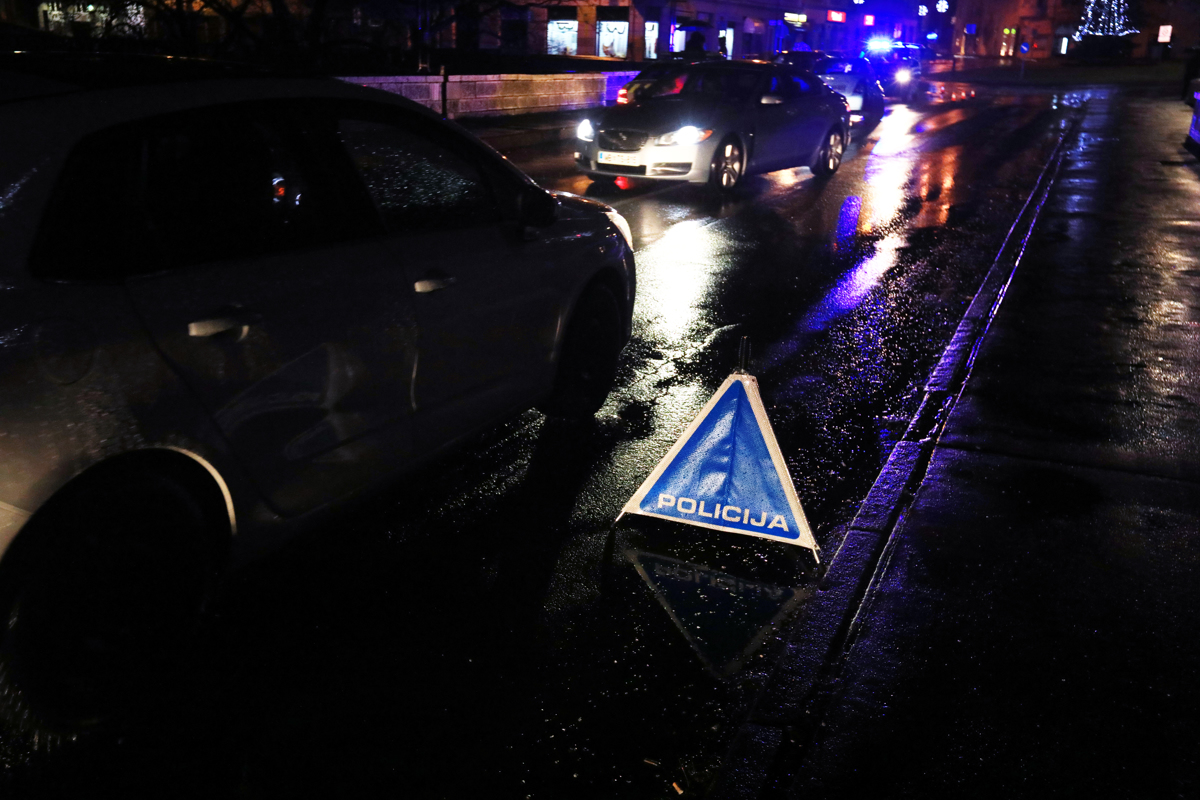 Trčila v betonski steber in izstopila iz vozila, v koloni, ki je nastala, nato še nalet dveh avtov zaradi neprilagojene hitrosti