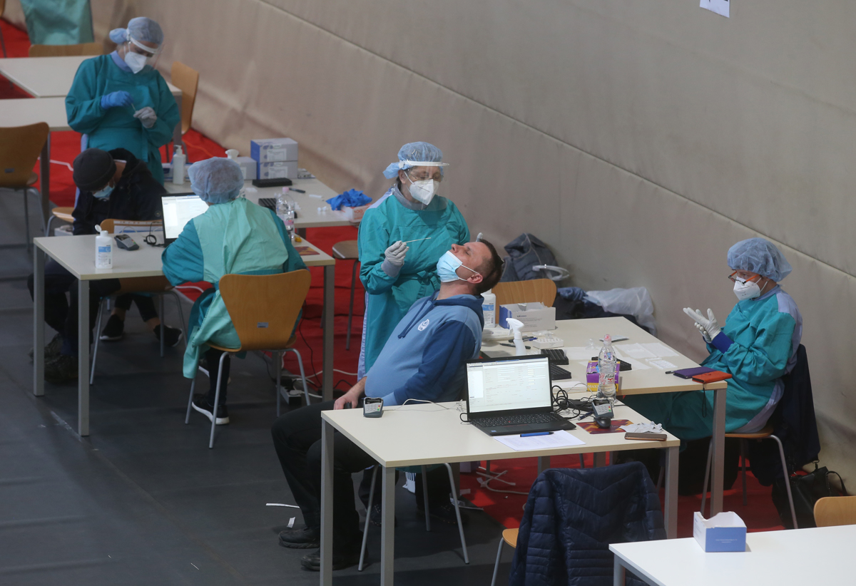 Na mariborski univerzi brez pozitivnega testa na covid-19. Negativni test morajo imeti vsi zaposleni, ki vstopijo v univerzitetne prostore