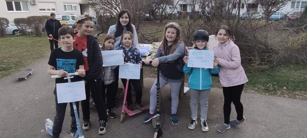 Otroci prodajajo igrače za novo igrišče, župan obljubil peskovnik