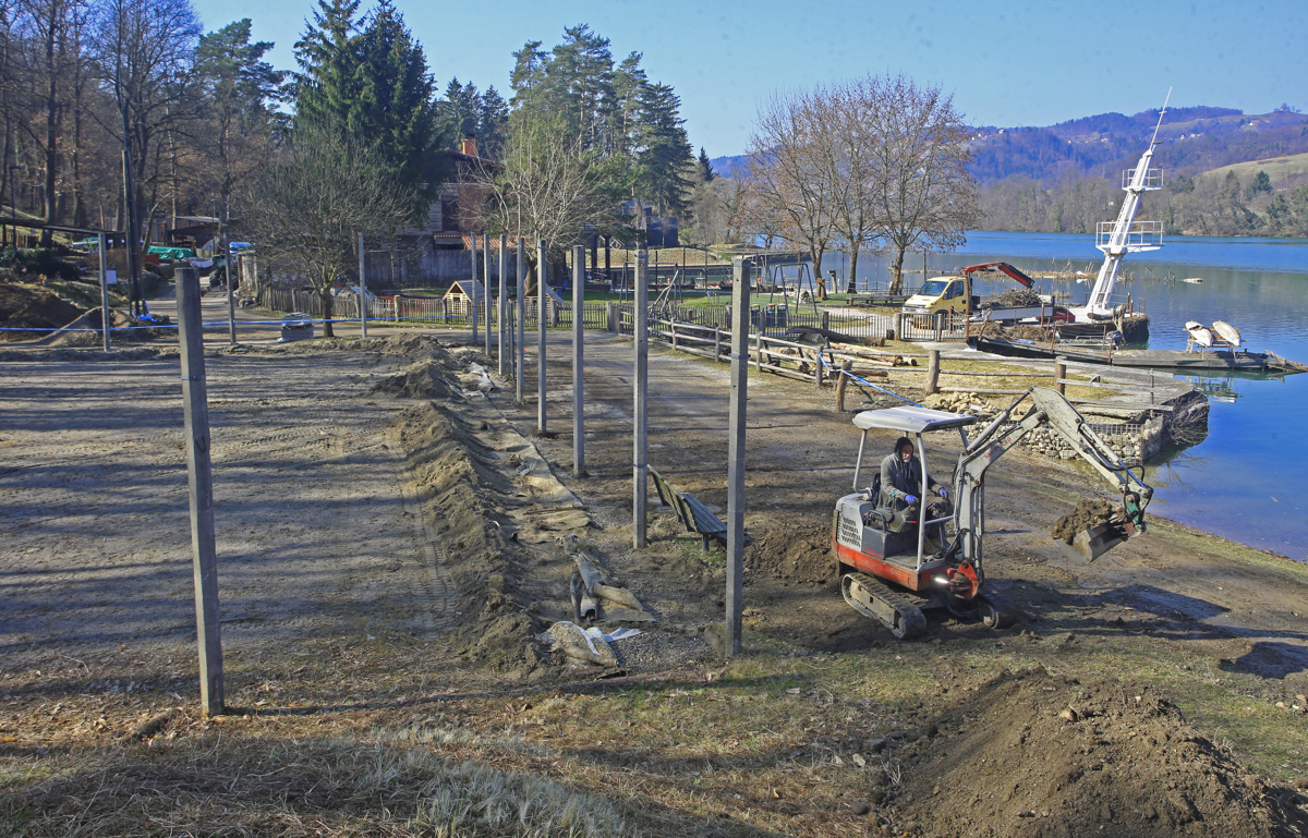 (FOTO) Na Limbuškem nabrežju bodo uredili plažo z ležalniki. Borut Rojs razlaga, kaj še načrtujejo