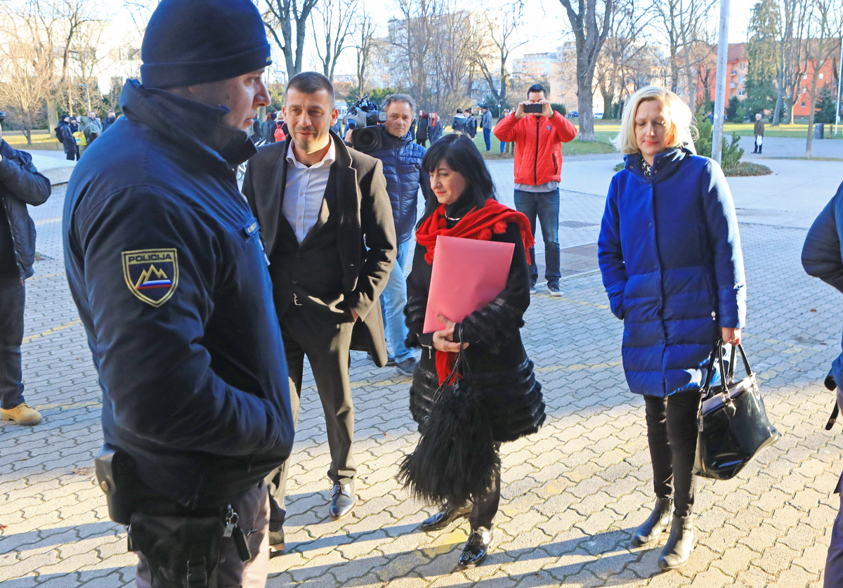 Srednja šola za oblikovanje Maribor: Višje delovno sodišče pritrdilo Hojnikovi, odpuščena je bila nezakonito