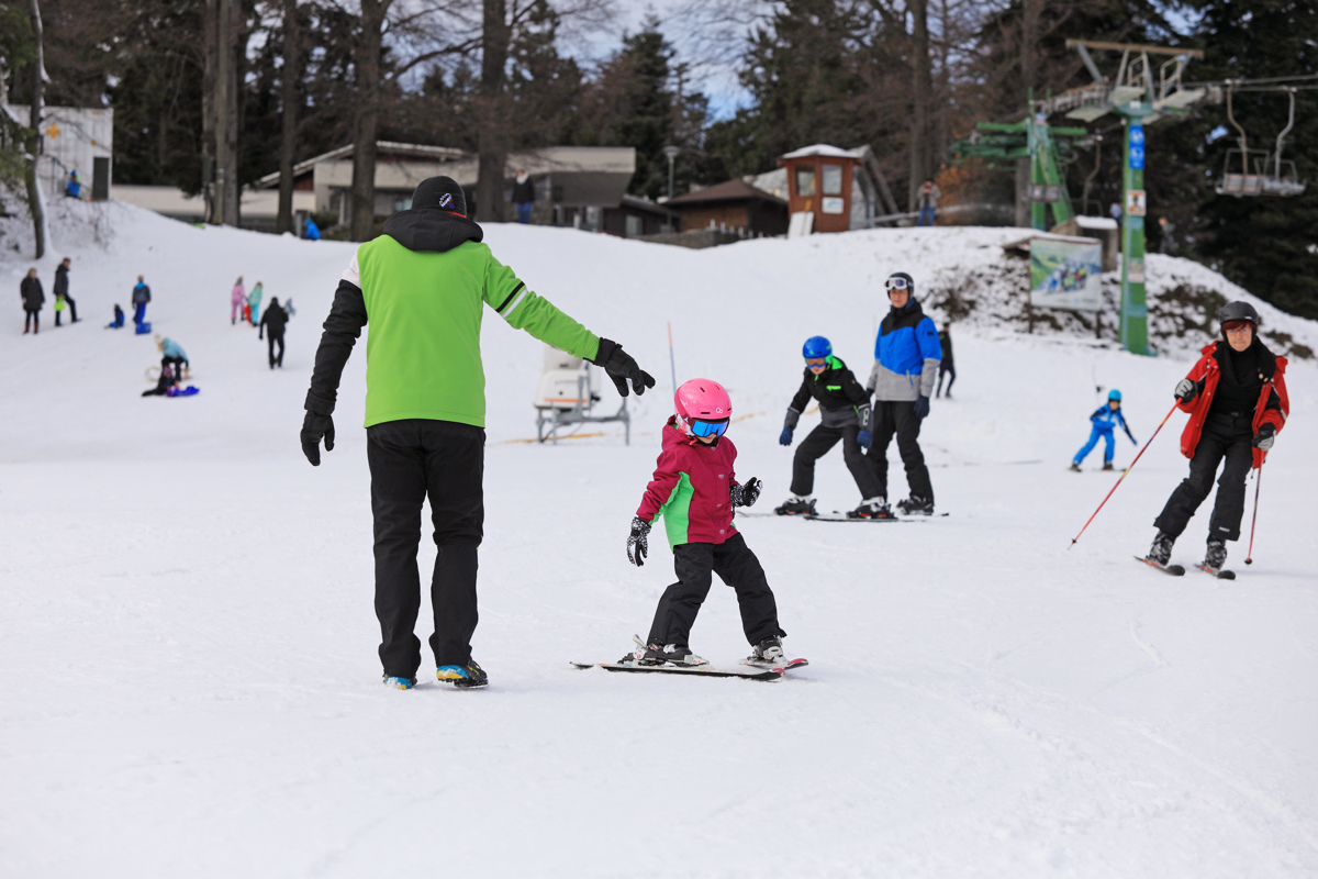 Policisti nesrečo še preiskujejo: Na smučišču Pisker 41-letni smučar trčil v deklico, ki se je učila smučati