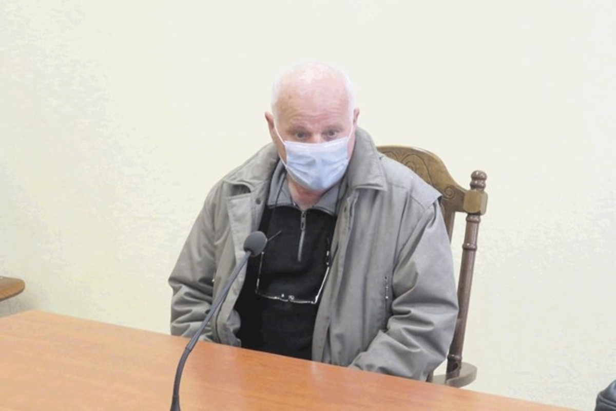 Žena nad moža, on pa njo s polenom po glavi