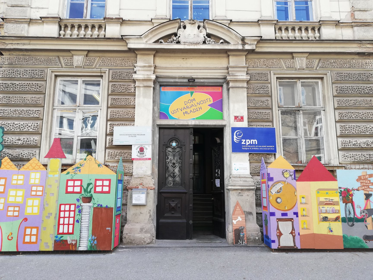 V ZPM Maribor spet delavnice v živo. Tako pogostih klicev mladih, ki razmišljajo o samomoru, še niso imeli 