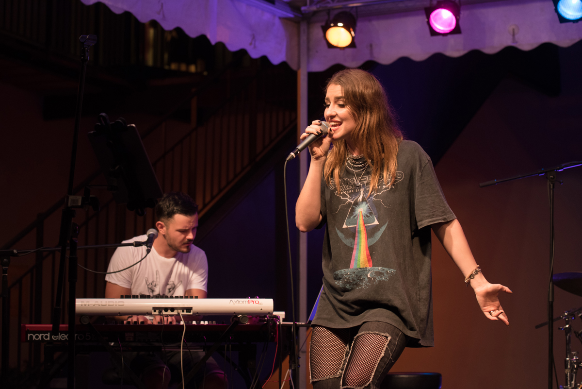 Danes ob 18. uri bodo mariborski zvezdniki razpihali duhamorno koronsko družabno meglo