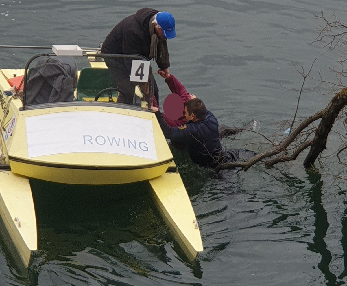 (FOTO) Blejsko jezero: Policist brez odlašanja skočil v ledeno mrzlo vodo in rešil osebo