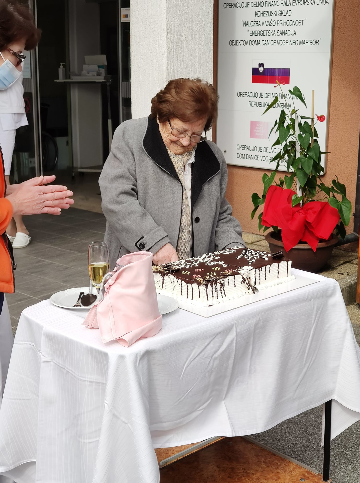 Jožica Ošlak, stoletnica, ki še vedno obuje čevlje s petko