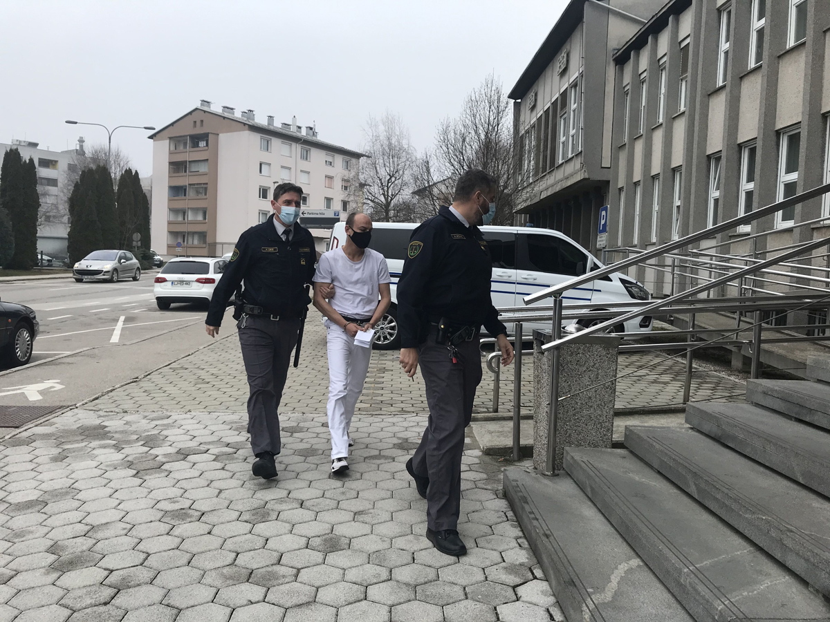 Osem let zapora za napad z nožem na očeta