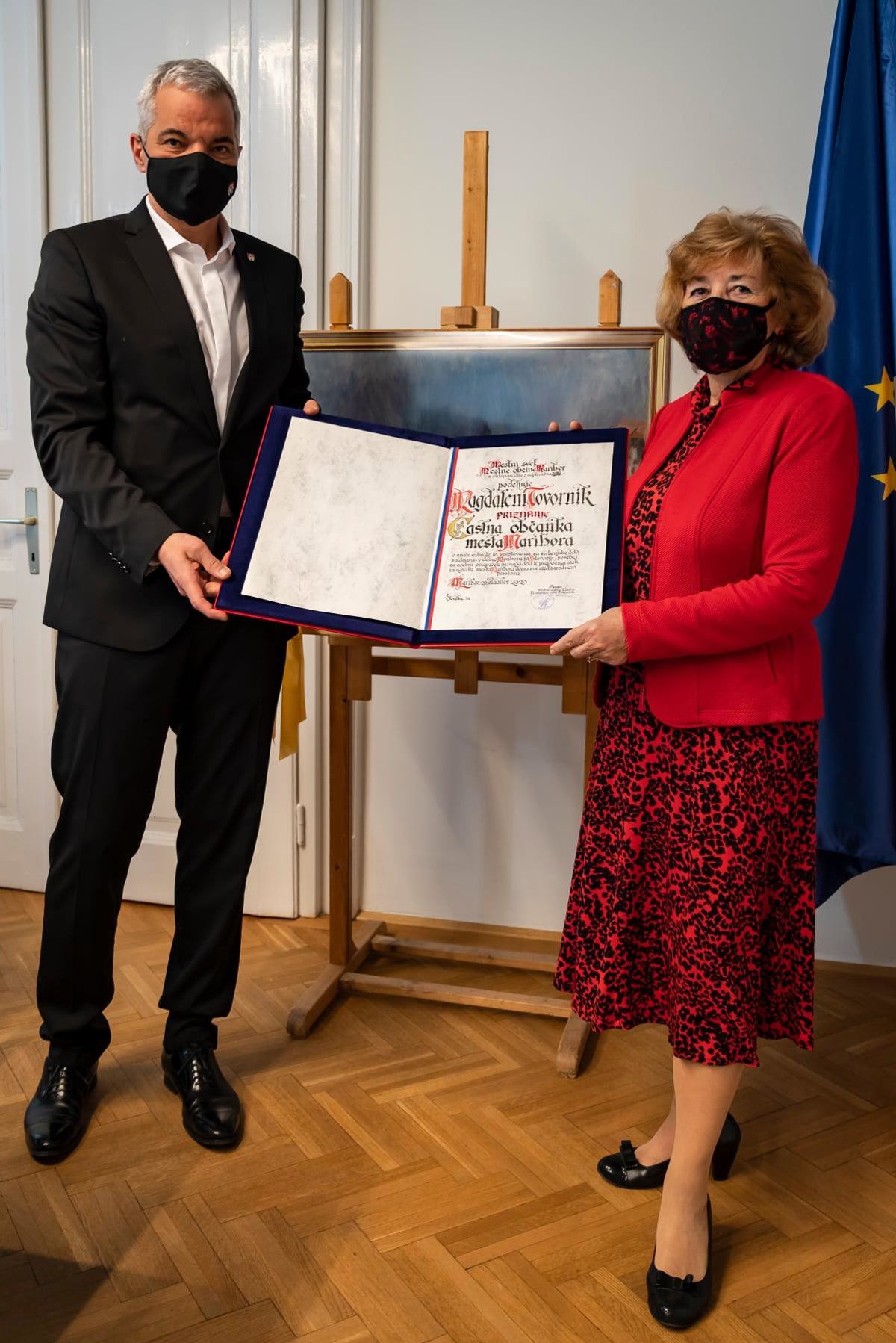 Saša Arsenovič je Magdaleni Tovornik izročil priznanje častna občanka mesta Maribor