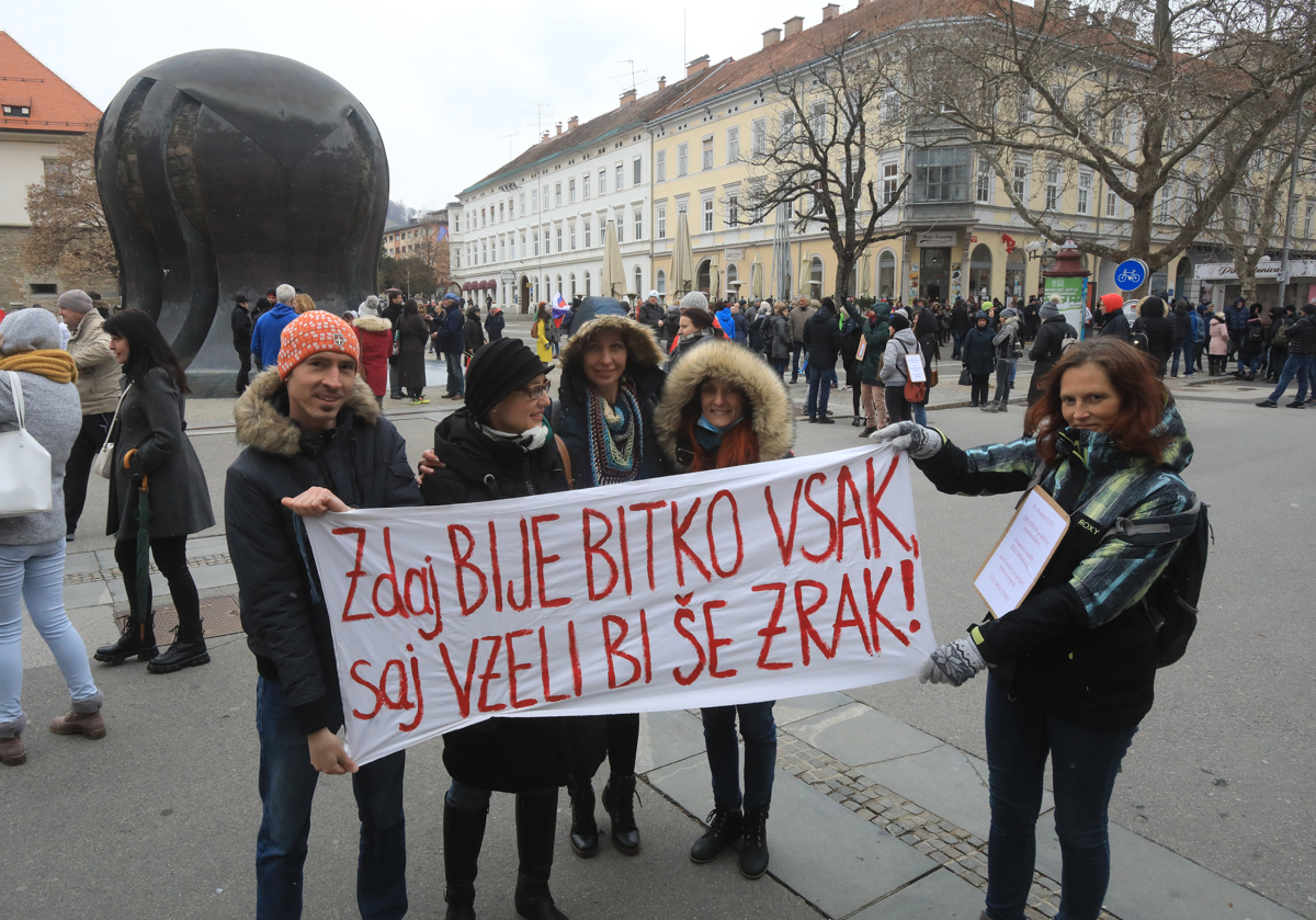 (FOTO) Na Trgu svobode v Mariboru se je zbralo okrog 150 protestnikov, ki nasprotujejo ukrepom za preprečevanje širjenja virusa