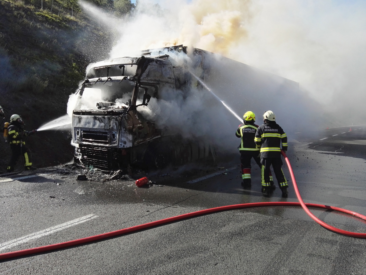 V Mariboru zgorela dva kombija, ogenj je zajel še štiri tovorna vozila. Gasilci so morali poškodovati tri ključavnice na ograji ...
