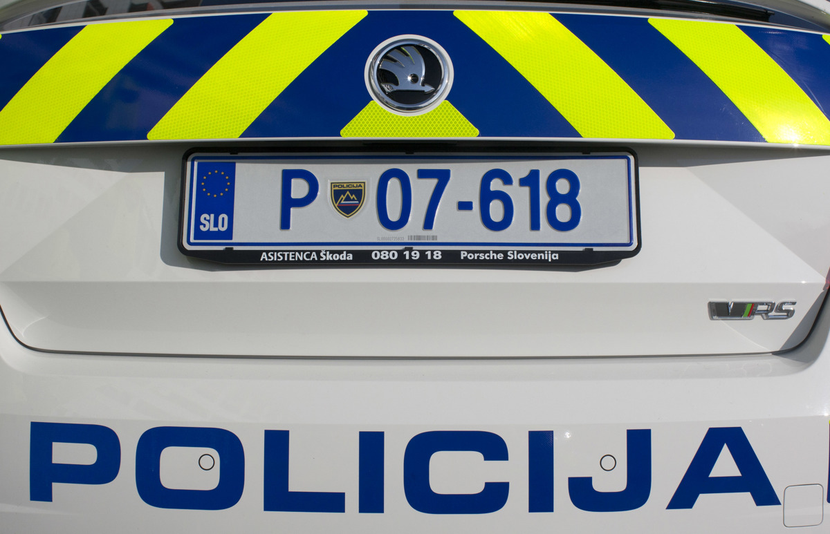 Pri Grobelnem voznik tovornega vozila trčil v pešca, ki je na kraju umrl