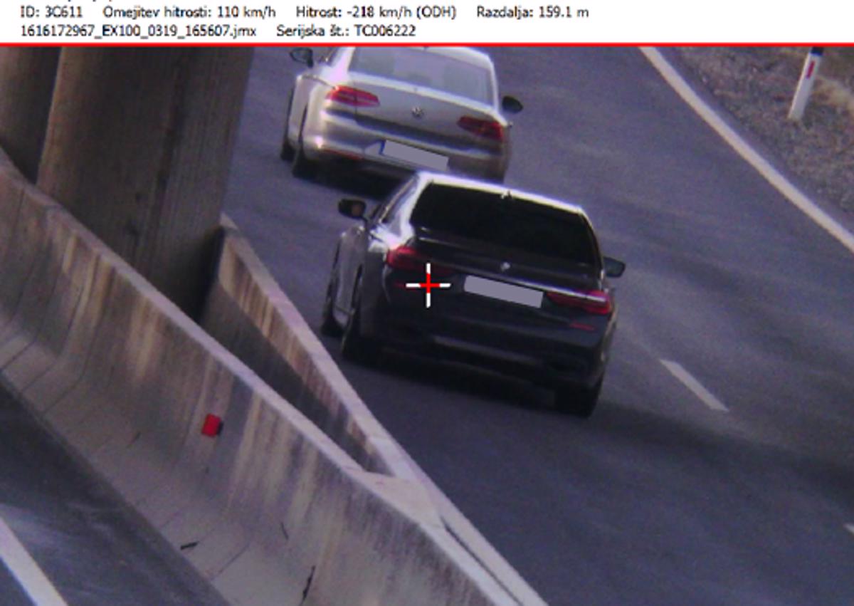 (FOTO) Voznika en za drugim vozila skoraj 220 kilometrov na uro
