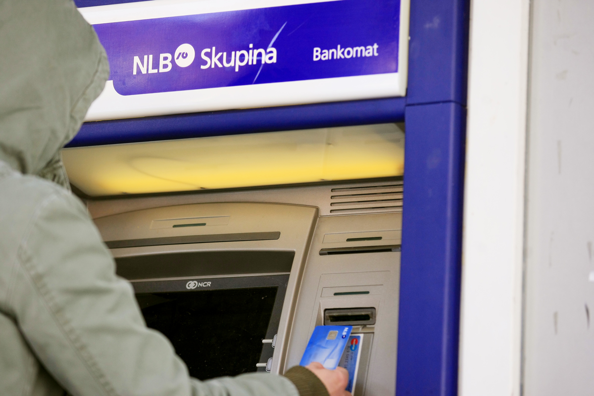 Skrbnik daljnih sorodnic brez dovoljenja dvigoval in zapravljal njun denar