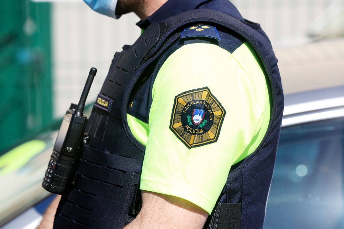 Radeljski policisti posredovali pri pretepu: Pet oseb poškodovanih, 49-letnik je 18-letnika po glavi udaril s kovinsko palico