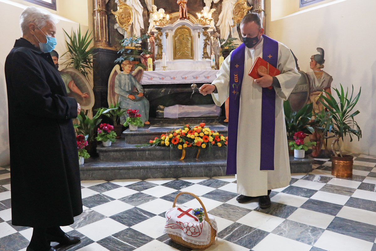 Velikonočni blagoslov jedil tudi letos brez vernikov v cerkvah, znova preko zaslonov