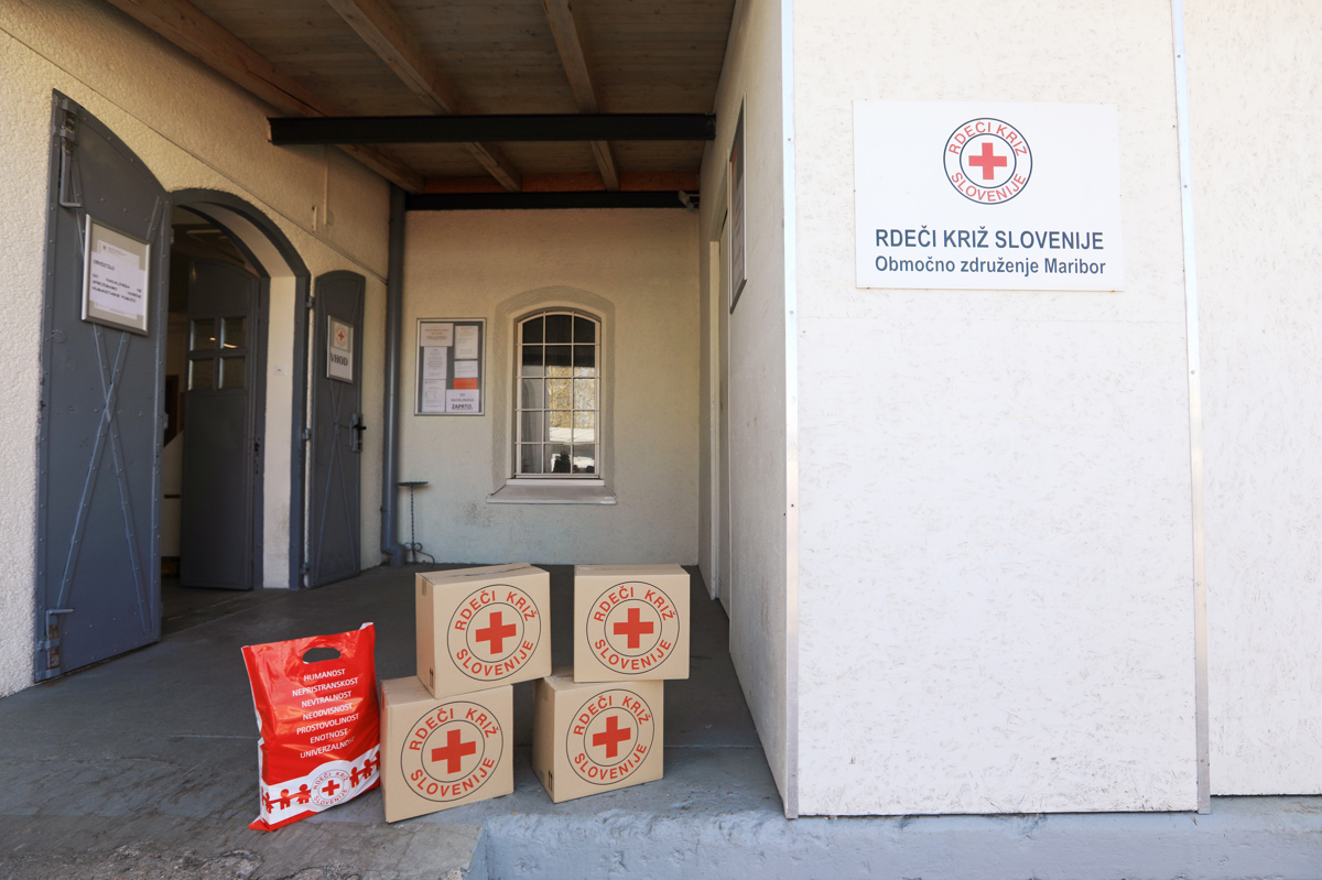 Razočaranje zaradi skromnega paketa Rdečega križa: "Saj sem hvaležna, a tokrat sem se počutila ponižano"