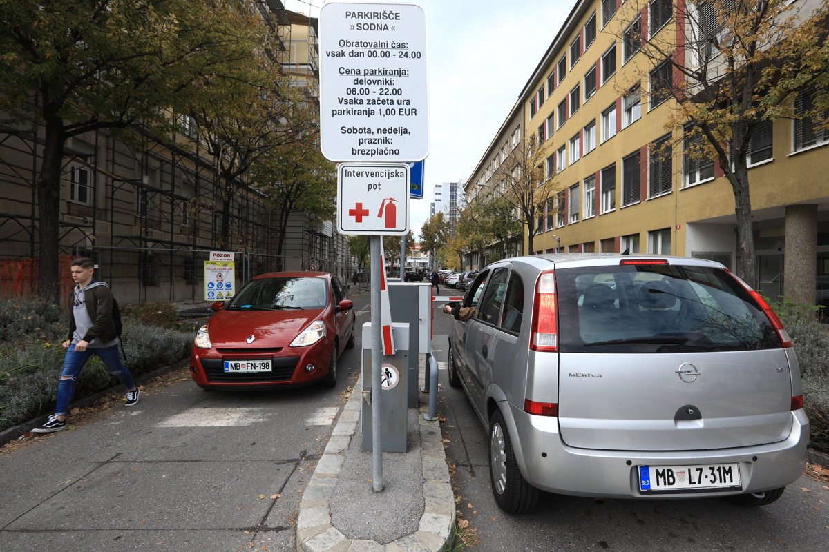 Kako se je pred zapornico na parkirišču v Sodni ulici nabrala kolona avtomobilov in kako je zvonjenje na policiji ostalo brez odgovora