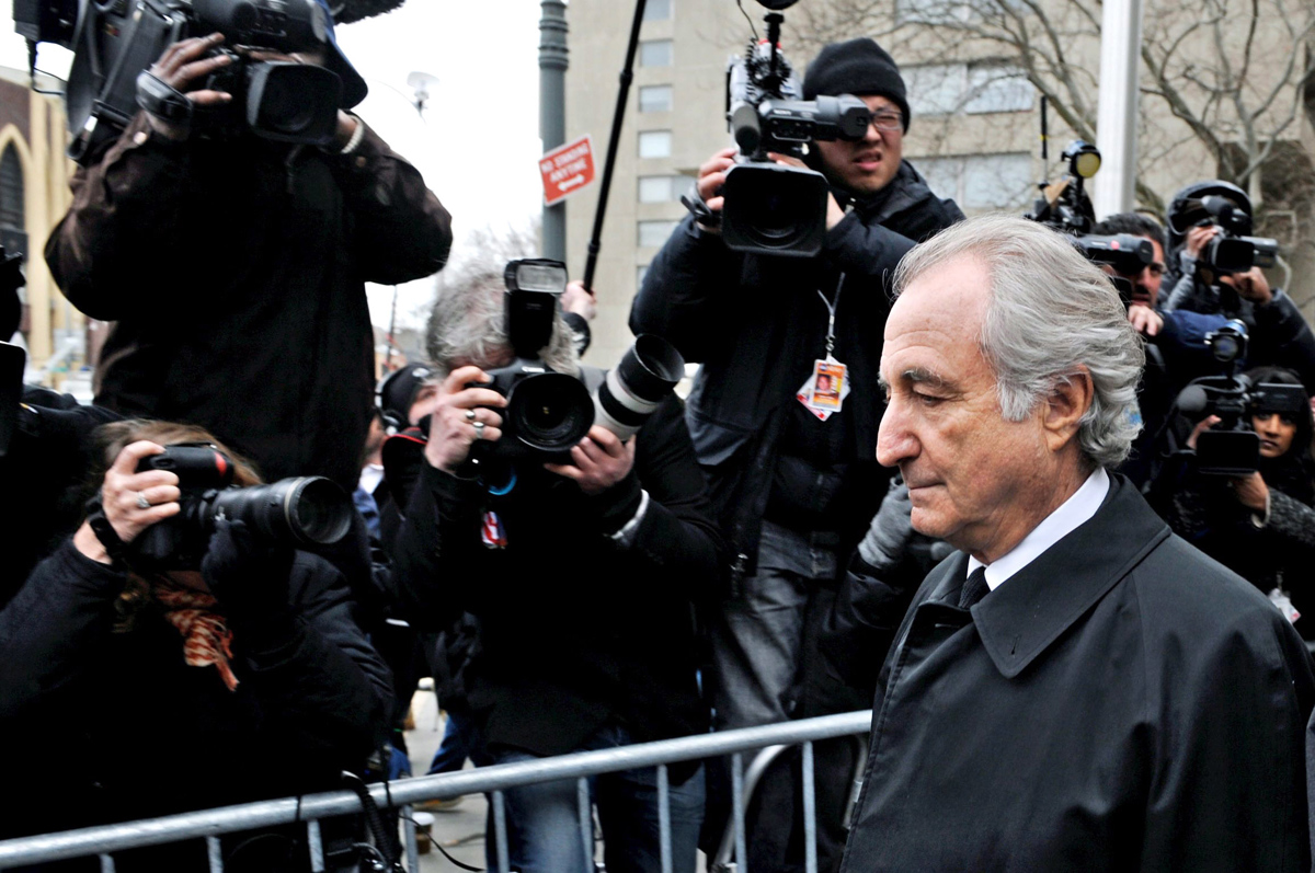 V zaporu umrl eden največjih finančnih goljufov Bernie Madoff