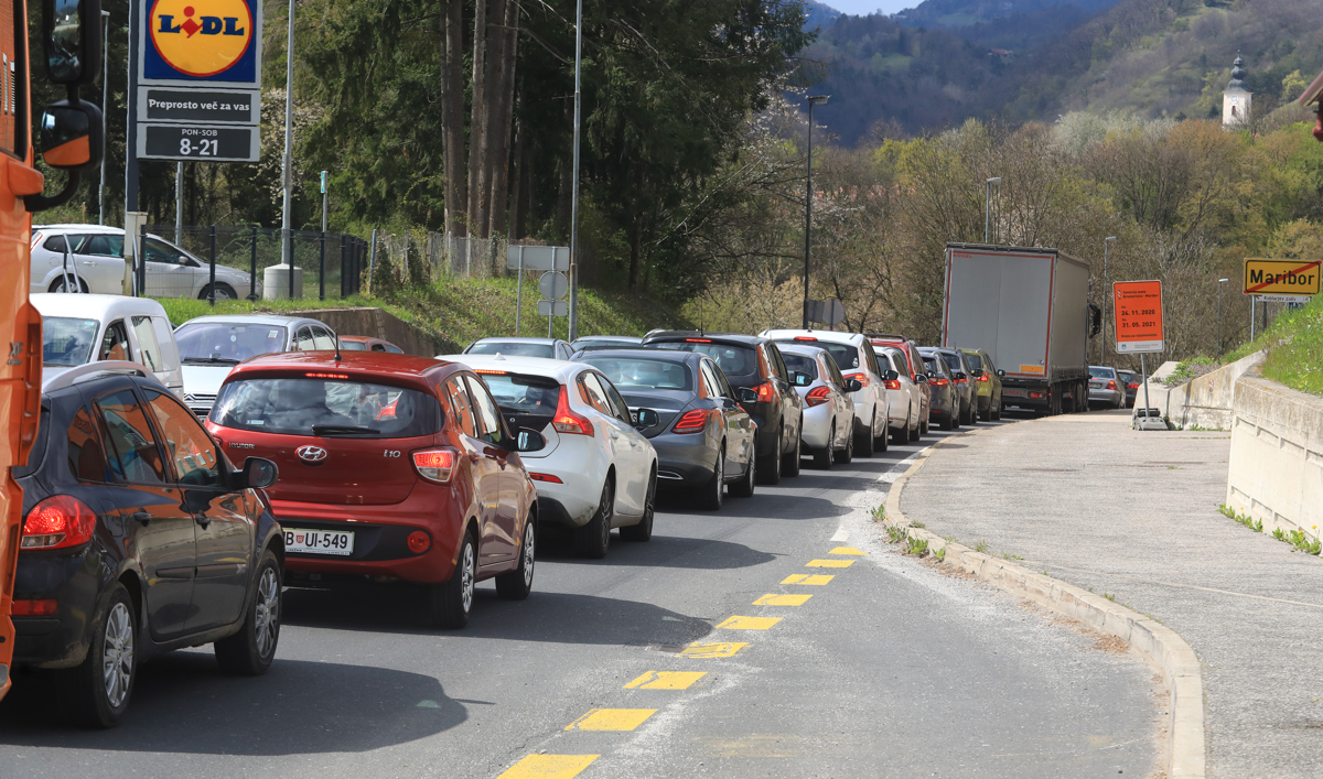 (FOTO) Obnova dveh cest v Mariboru razburja voznike: Do kdaj bodo še trajali zastoji