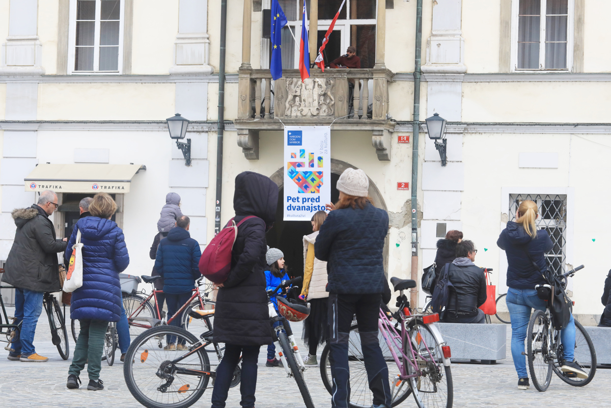 (FOTO) Pe(s)t pred dvanajsto - Tadej Vesenjak, trobilci in bobnarji