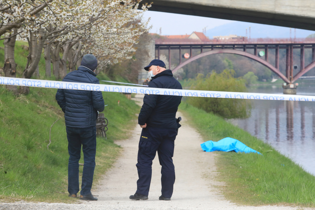 (FOTO) Maribor: 50-letniku zdrsnilo na nabrežju Drave, padel je v reko in umrl