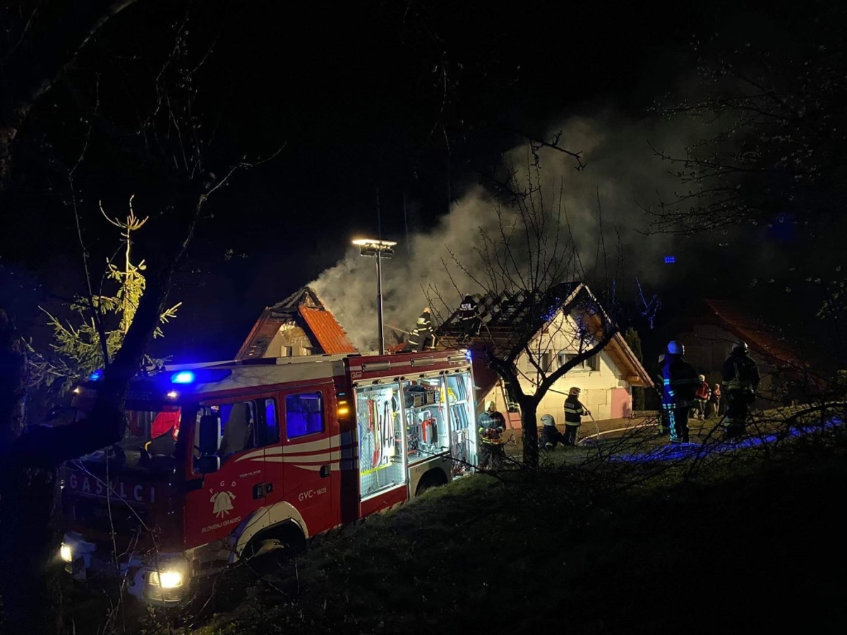 (FOTO) Požar pri Slovenj Gradcu: Na terenu so bili gasilci iz osmih društev