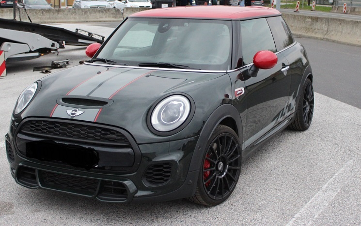 (FOTO) V Dolgo vas pripeljal v Španiji ukradena mini cooperja